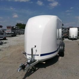 Furgoneta de poliéster Niewiadów con puerta lateral y rampa de carga